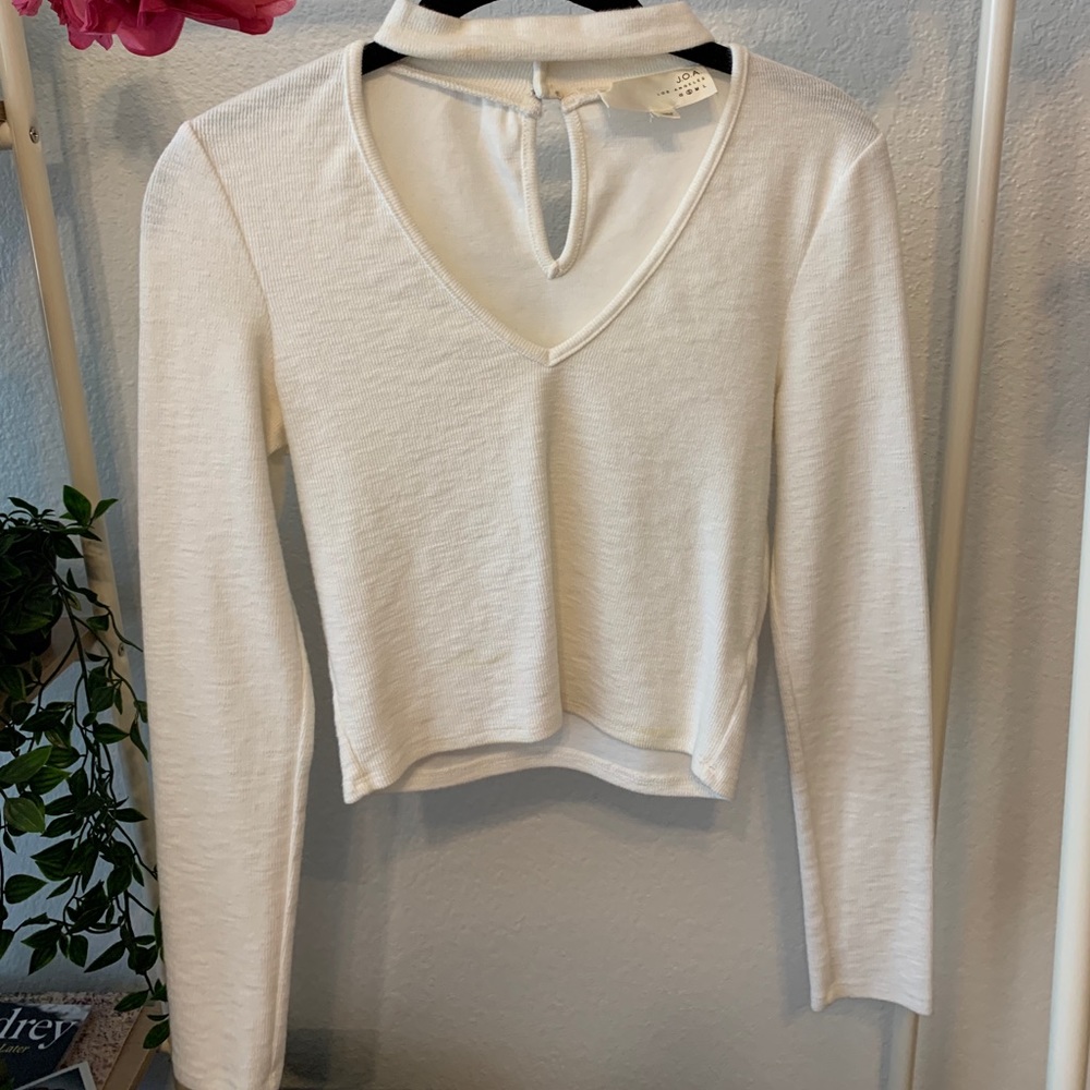 white cropped choker style shirt with a v cut 🌹✨